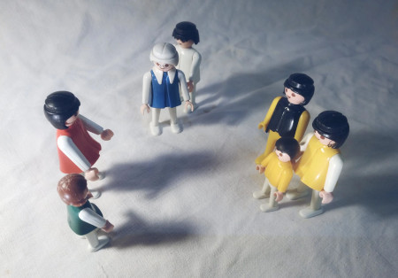 Playmobil illustrant une scène de famille lors d'une constellation familiale individuelle