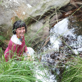 Photo montrant Delphine Riès souriant au bord de l'eau