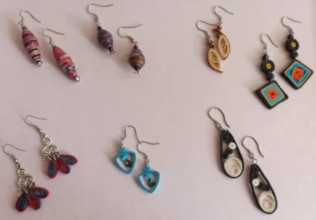 Boucles d'oreilles de différentes couleurs en papier réalisées à la main