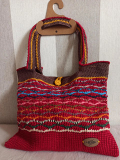 Sac à main rectangle conçu avec la technique du crochet tunisien ou crochet afghan