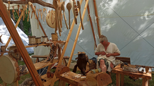 Vianney sur le stand en train de tailler une cuillère en bois à la main