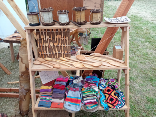 Présentoir de sacs crochetés, cuillères taillées à la main et lanternes en bois et peaux crues