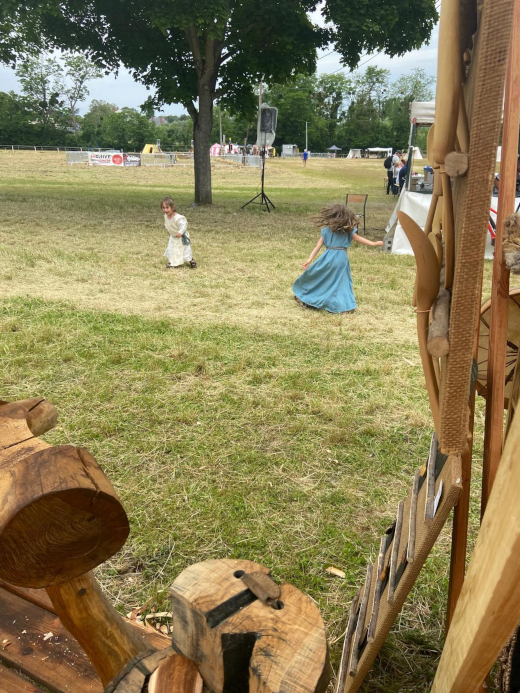 Deux enfants costumés dansant sur des chants médiévaux