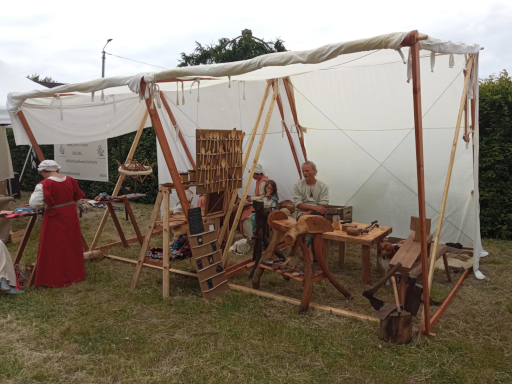 Photo du stand montrant deux tentes médiévales