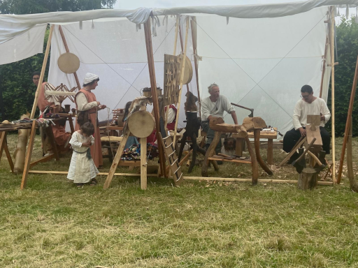 Photo d'ensemble du stand présentant les deux tentes et les artisans en activité