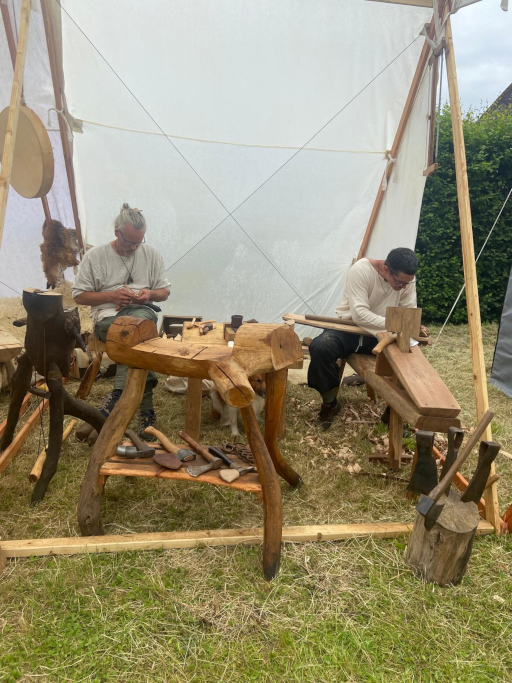 Rémy et obVia travaillant le bois manuellement