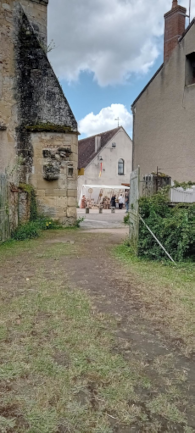 Photo de l'échoppe avec une église en premier plan